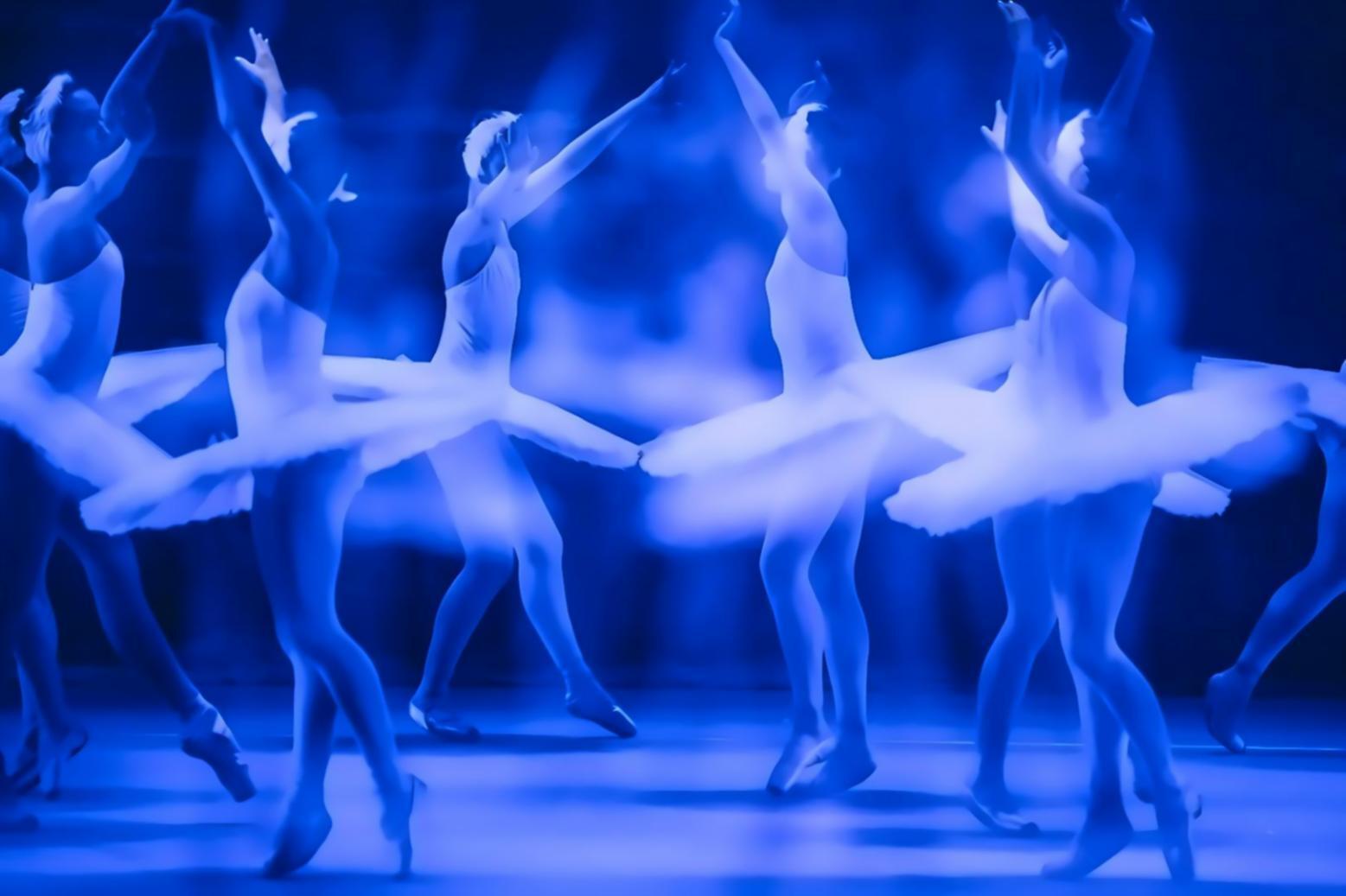 Contemporary Dance Training - Tänzerin in eleganter Bewegung während des Unterrichts