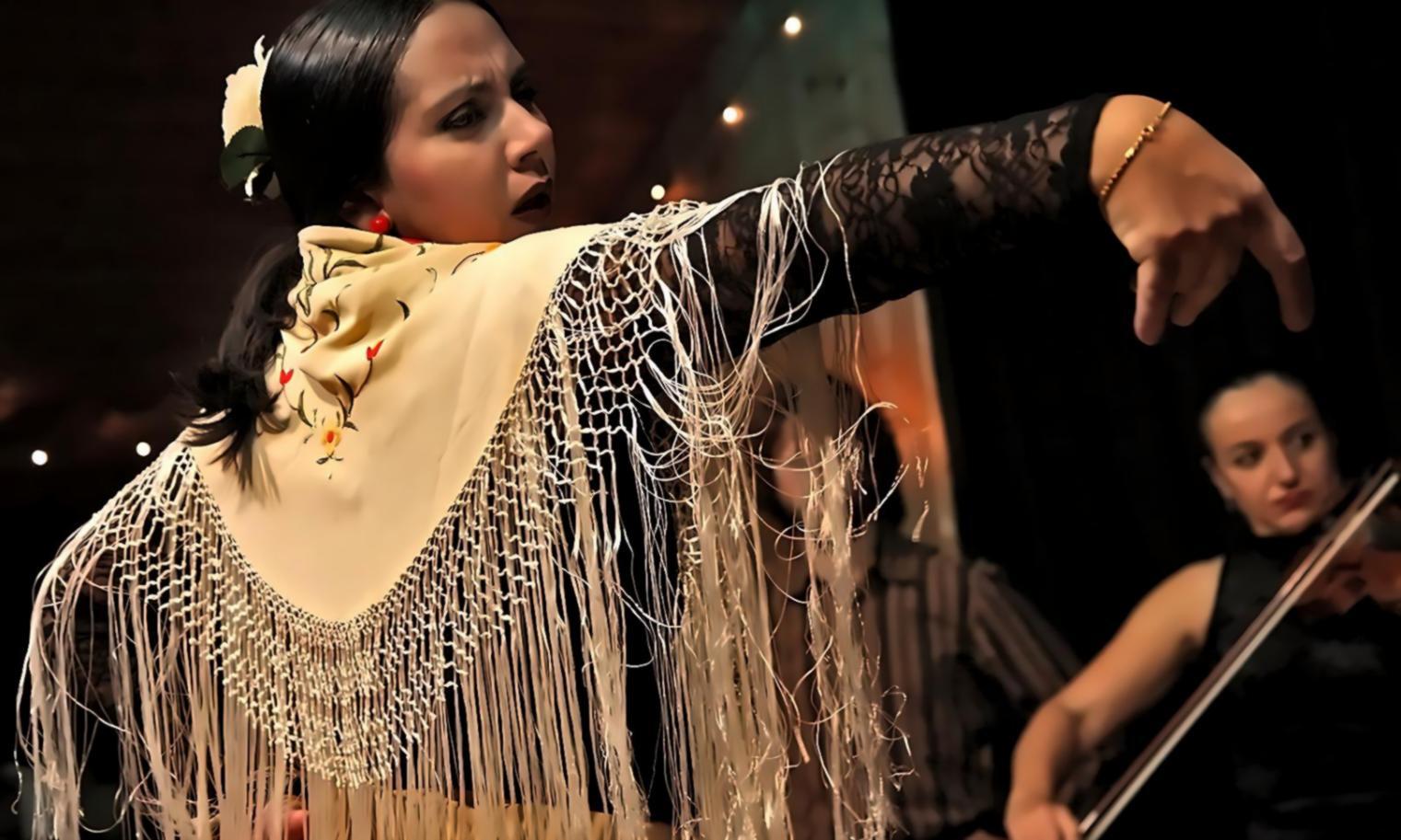 Tänzer in einem zeitgenössischen Tanzstudio