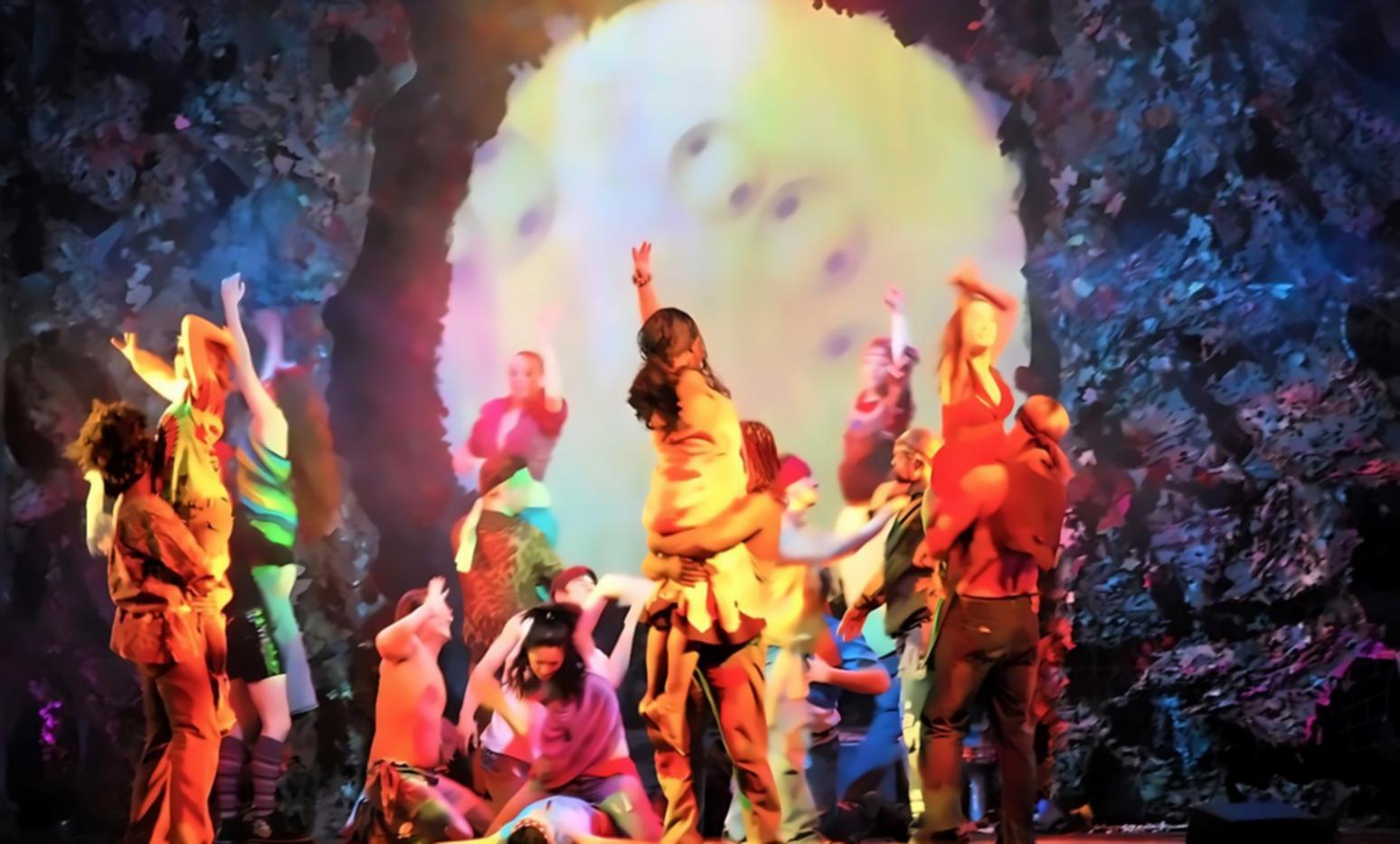 Zeitgenössische Tanzbewegung in hellem Studiorum