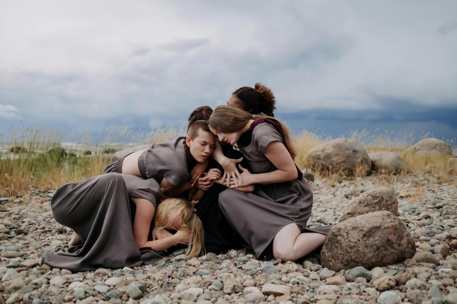 Tänzerin in fließender Bewegung während zeitgenössischer Tanzpraxis